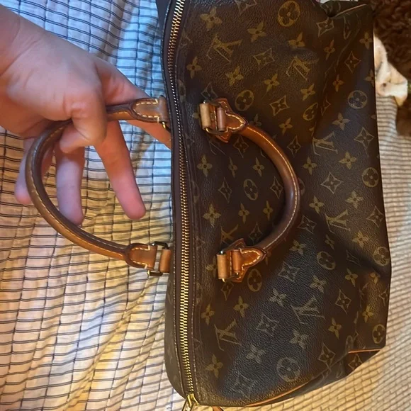 Speedy Bag - Authentic Louis Vuitton Medium Speedy Handbag. - Picture 9 of 16